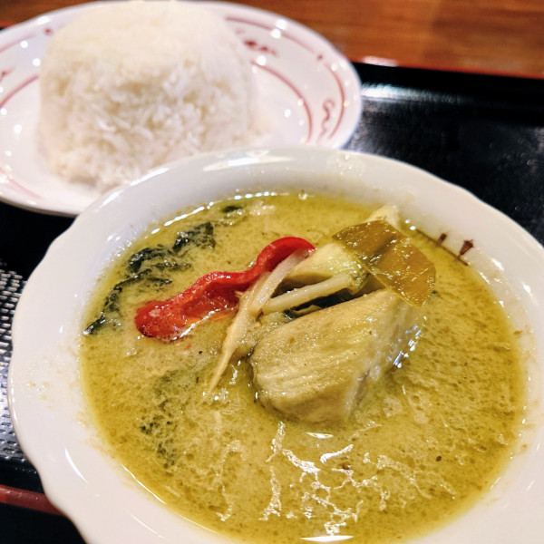 「鶏肉と茄子のグリーンカレー」@タイキッチン アロイ 天王洲アイル店の写真