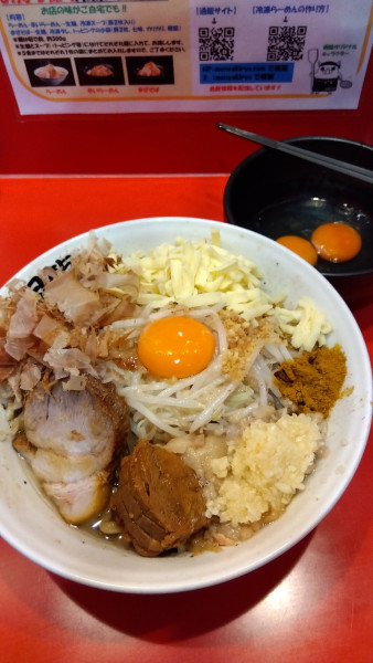 「まぜそば小(豚2枚)+チーズ+カレー粉+極上すき焼き風生卵2個」@麺屋 桐龍の写真