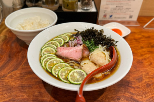 「【限定】酢橘の冷やしそば、海老ワンタン」@三馬路 東京店の写真
