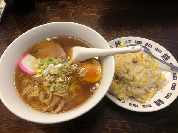 「ラーメン➕半炒飯肉」@中華料理 特味の写真