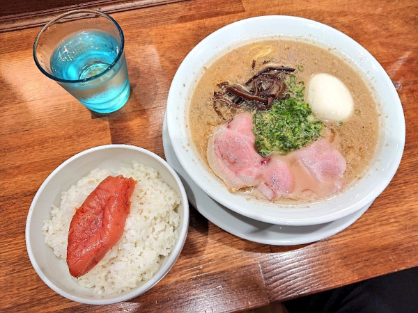 「豚骨ラーメン、味玉、一本のせ明太子丼、など」@無冠 阿佐ヶ谷の写真