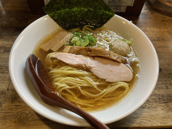 「鶏と鯛煮干しの塩中華そば」@らーめん チキントの写真