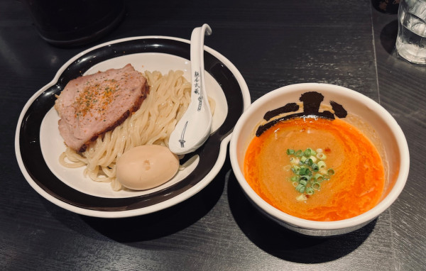 「つけ麺（赤・並￥1080）＋味玉（￥150）」@麺屋武蔵 武骨相傳の写真