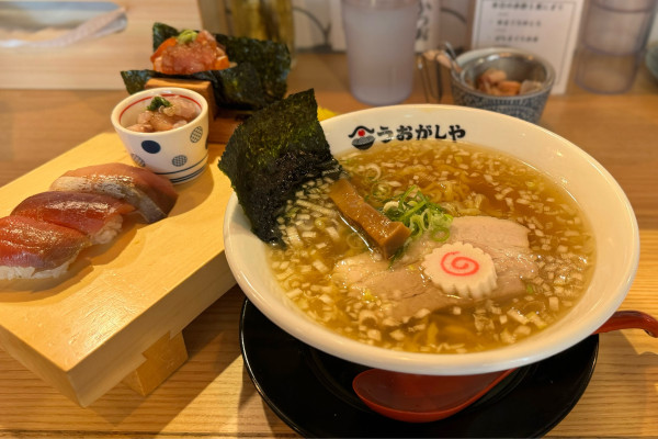 「追いかつおラーメン&赤酢にぎり鮨 ¥1600」@鮨とラーメン うおがしや 新橋店の写真