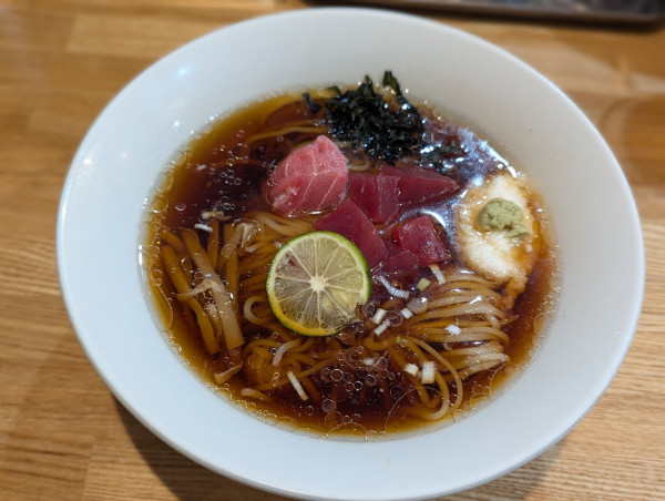 「夜営業10食限定　オリーブいりことマグロ冷やし醤油らーめん」@RAMEN TOMOの写真
