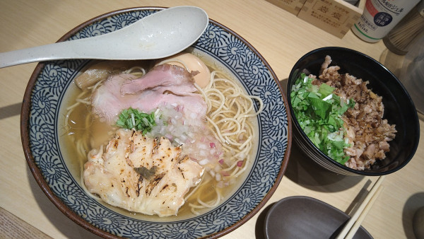 「味玉ずわい蟹中華そば ＋ 炙り肉丼」@地鶏と蟹 中華そば 礎の写真
