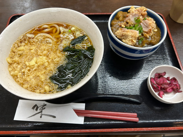 「ミニ丼と麺セット　800円」@市場食堂の写真