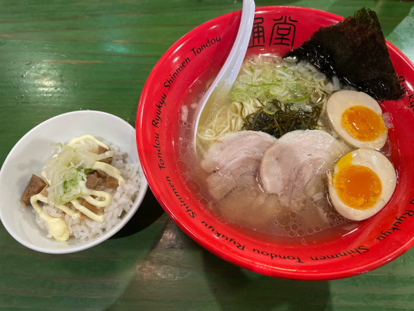 「通堂うま塩ラーメンおんな味 玉子入り」@琉球新麺 通堂 横浜ラーメン博物館店の写真