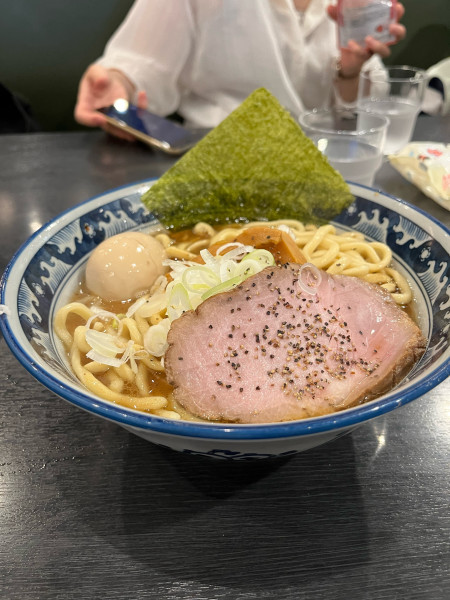 「ラーメン 燻製味玉子トッピング」@油そば 兎に角 南守谷店の写真
