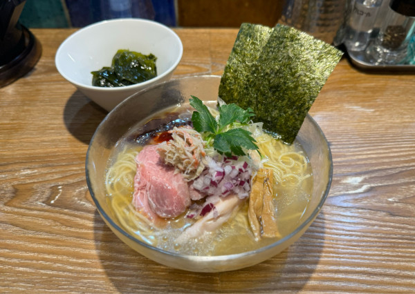 「【限定】冷やし鶏とズワイガニ出汁の塩そば¥1100、鳴門ワカメ¥」@中華そば やま福の写真