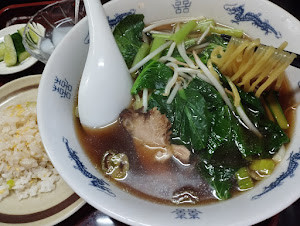 「本日定食 ラーメン＋半炒飯(750)」@新上海の写真