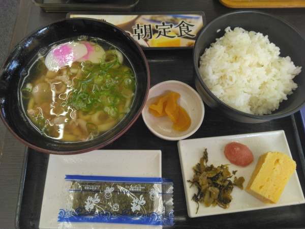 「朝かしわうどん定食500円(とろろ昆布、天かす無料)」@資さんうどん 行橋店の写真