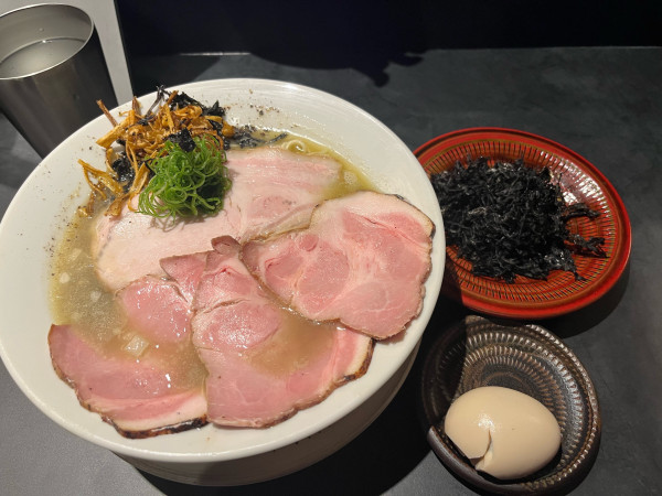 「鶏にぼチャーシュー麺＋くずれ味玉＋岩海苔」@Ramen Jazzy Beatsの写真