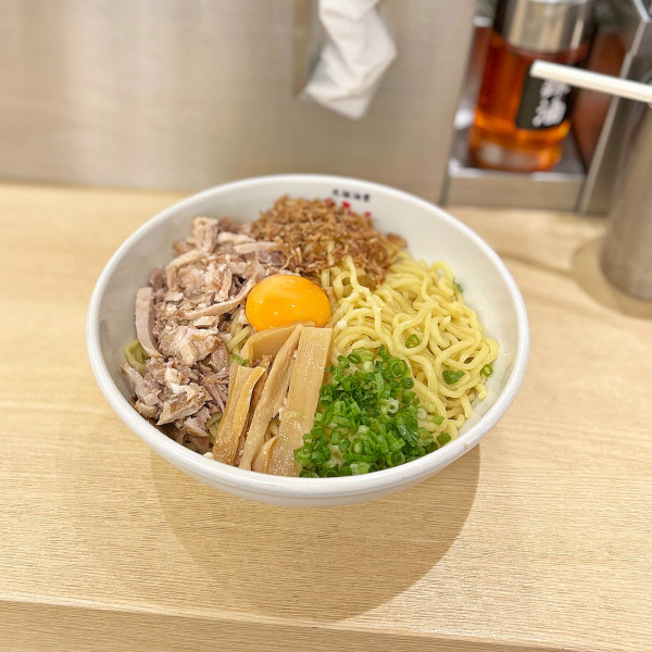 「油そば＋B（肉増し・フライドオニオン・卵黄）」@元祖油堂 東京ラーメン横丁店の写真