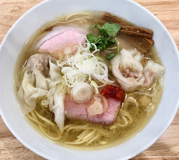 「MIXワンタン塩そば　1250円」@地球の中華そばの写真