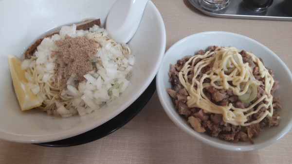 「油そば550円　豚めし（麺とセット）200円」@寺カフェ 中華そば水加美の写真