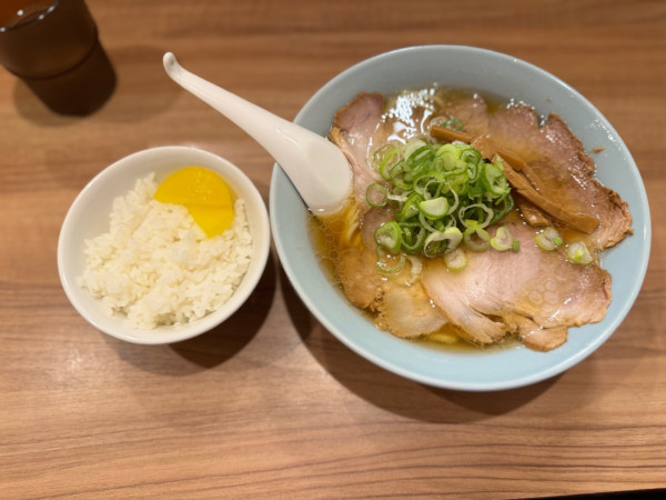 「ご飯が進む中華そば780円＋チラシ無料ご飯小(たくあん付)」@中華そば 一辰の写真