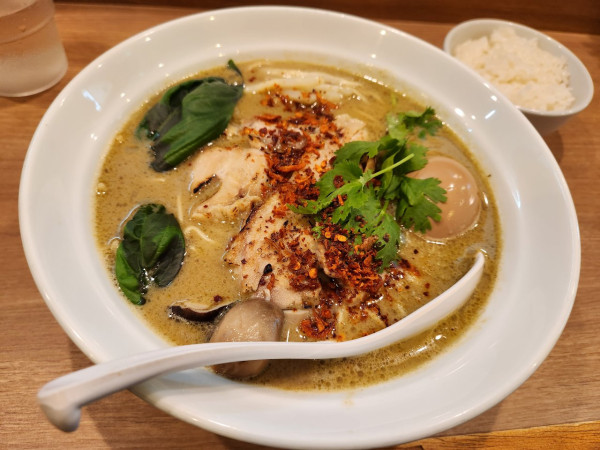 「限定 グリーンカレーラーメン+味玉」@Soy Sauce Ramen Janya 醤屋の写真