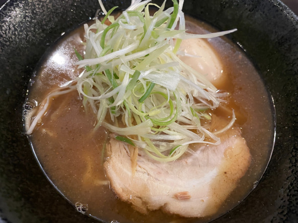 「あごだし醤油ラーメン：890円」@らぁめん鰹の本気 福島店の写真