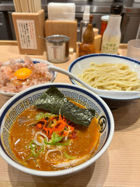 「辛いつけめん　かつお節玉子ごはん　1050円　350円」@中華そば つけめん 玉 JR川崎タワー店の写真