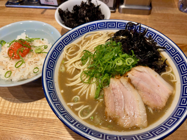 「豚骨煮干  大盛  TP黒バラ海苔」@豚骨醤油 三輪の写真