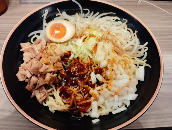 「冷やし麻辣まぜそば」@ラーメンセンター炎 西早稲田店の写真