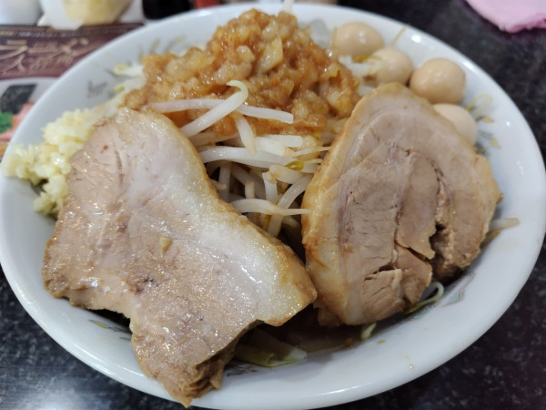 「中（２５０g）　＋うずら（４個）：㋗＋ニンニク：無料」@ラーメン豚豚拍子の写真