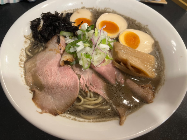 「百尾煮干し醤油ラーメン味玉」@煮干しらーめん 田中にぼるの写真