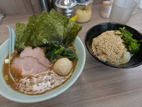 「白山ラーメン 麺硬め＋油多め＋サービスライス」@横浜ラーメン 武蔵家 白山店の写真