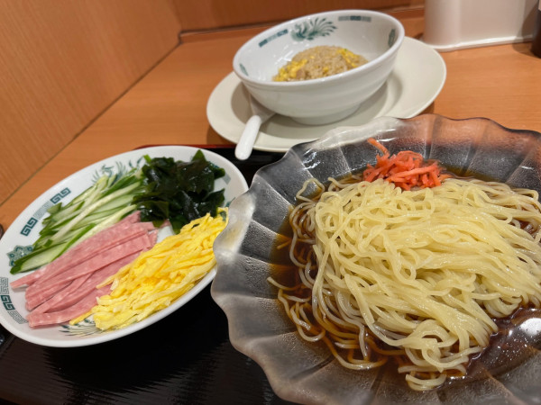 「黒酢冷し麺（￥630）＋半チャーハン（￥300）他」@日高屋 神田南口店の写真