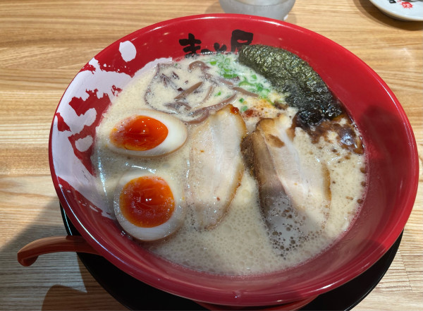 「半熟煮卵牛白湯980円」@ラーメンまこと屋 一宮浅野店の写真