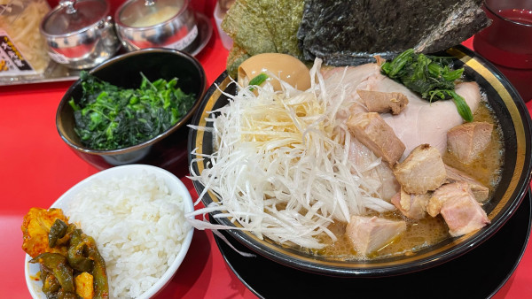 「特製ラーメン(中)、ネギ、ほうれん草、高級のり、ライス」@大輝家直系横浜家系ラーメン 大元家の写真