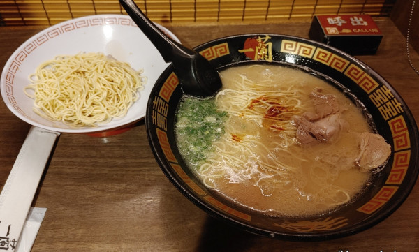 「天然とんこつラーメン、替玉（半玉）」@一蘭 浅草店の写真