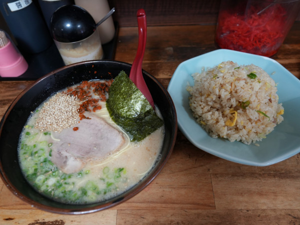 「博多ラーメン 粉落とし＋チャーハン」@博多ラーメン長浜や 上野店の写真