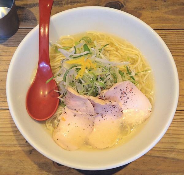 「軍鶏塩冷やしラーメンwith薬味オールスターズ【限定】＋和え」@麺屋 翔 西新宿本店の写真