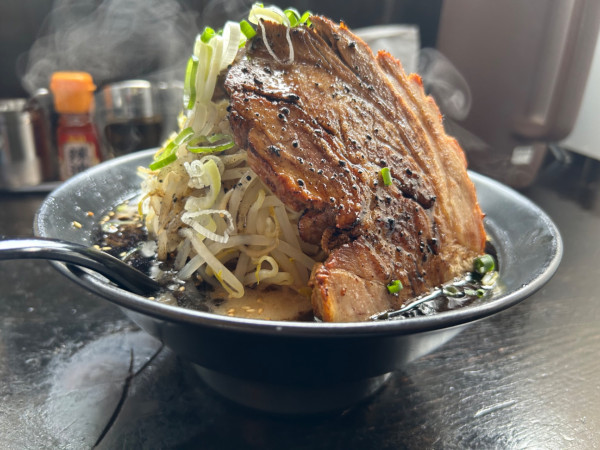 「黒いガッツリ!!!濃厚豚骨塩ラーメン(990¥)」@ラーメン 一遊の写真
