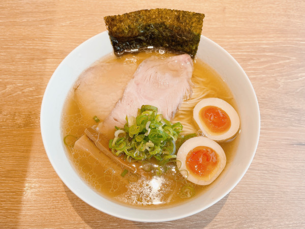 「貝出汁塩ラーめん+味玉」@貝出汁ラーめん クラムの写真