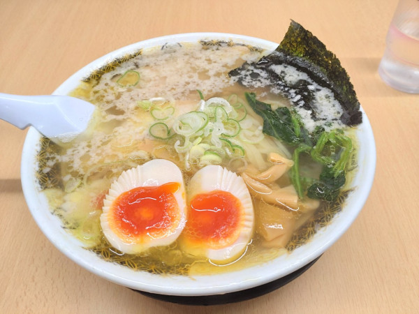 「羅臼昆布と伊吹いりこの背脂塩ラーメン＋煮卵＋餃子」@青竹手打ちラーメン 麺屋ようすけ 佐野新都市店の写真