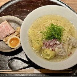 塩わんたん麺（1870円）
