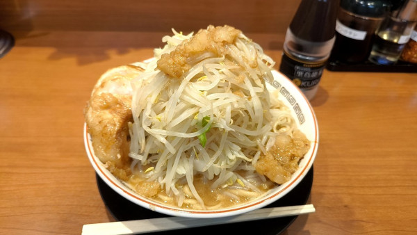 「小豚　野菜マシマシ　ニンニク少なめ　アブラマシ」@豚山 町田店の写真