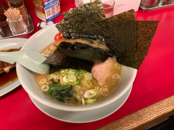 「醤油ラーメン+海苔690円」@ラーメン山岡家 大泉店の写真