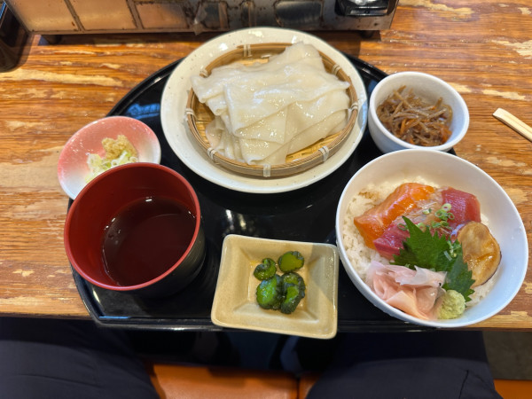 「ひもかわうどんと本日のミニ丼セット（大盛）1,200円」@豊丸水産 高崎駅西口店の写真