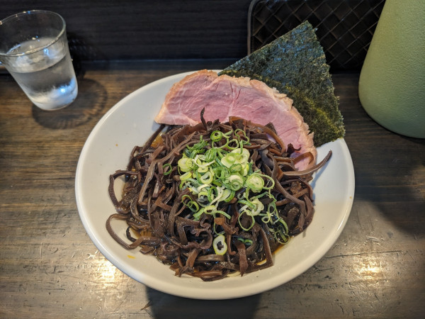 「朝ラーメン醤油＋きくらげ　750円」@燵家製麺の写真