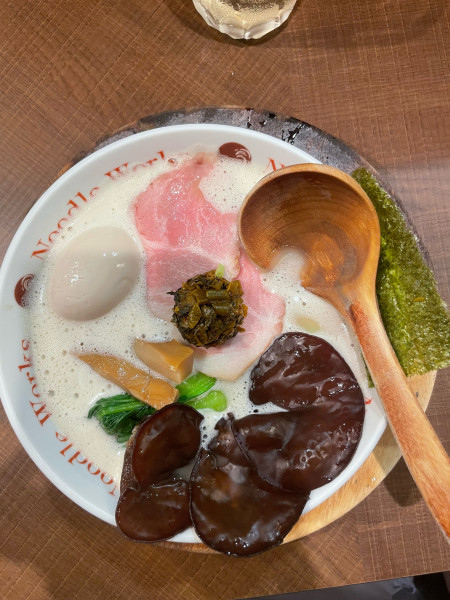 「泡らぁめん しゃぶしゃぶキクラゲ 味玉」@Noodle Works -BALI- 藤沢店の写真