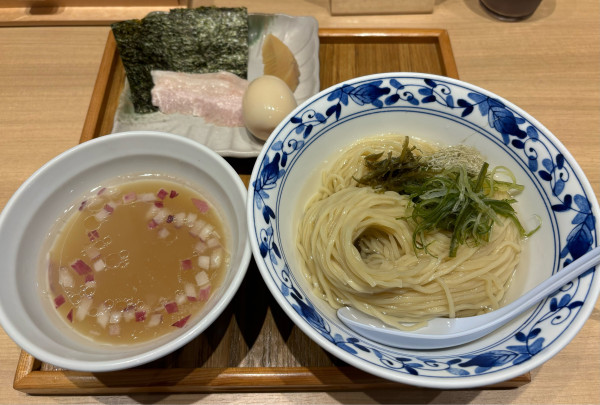 「蛤と煮干しの昆布水つけ麺（味玉）」@九十九里らぁめん くくり 千客万来店の写真