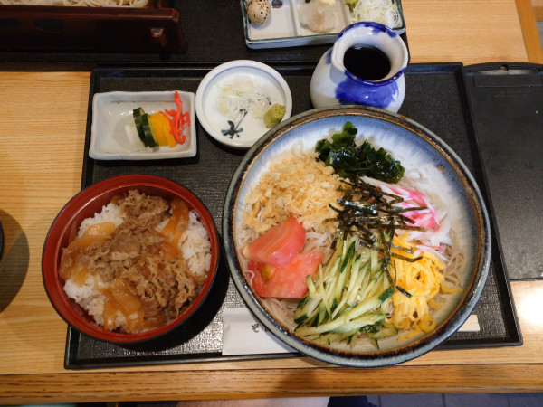 「牛丼冷やしたぬきセット（1,150円）」@そば処 亀屋の写真