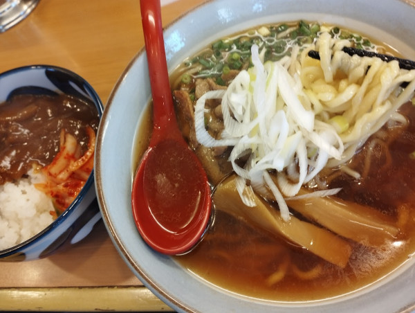 「らーめん(780)+半カレー(300)」@煮干し醤油ラーメンとカレーの店 たまやの写真