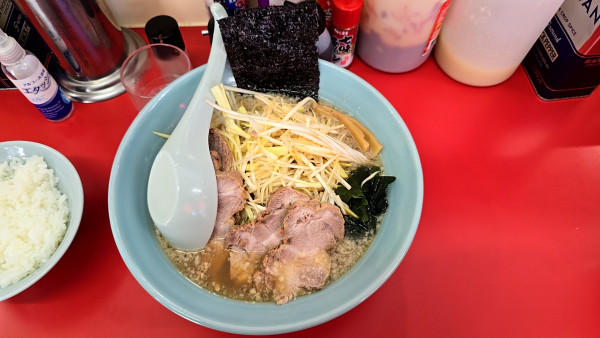 「ネギチャーシューラーメン中盛り」@ニューラーメンショップ 扇橋店の写真