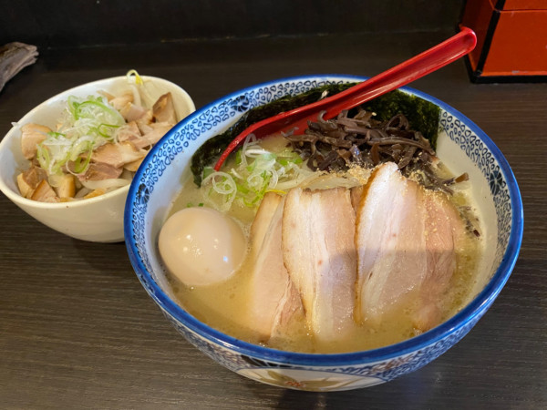 「特製豚骨＋チャーシュー丼」@三鷹食堂いなりの写真