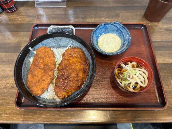 「合い盛り2枚カツ丼（カツ2枚＋小うどん）980円」@美ゆき食堂の写真